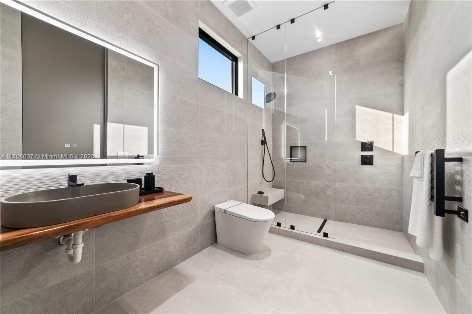 493 Holiday Dr Hallandale Beach, FL 33009 493 Holiday Dr Hallandale Beach, FL 33009