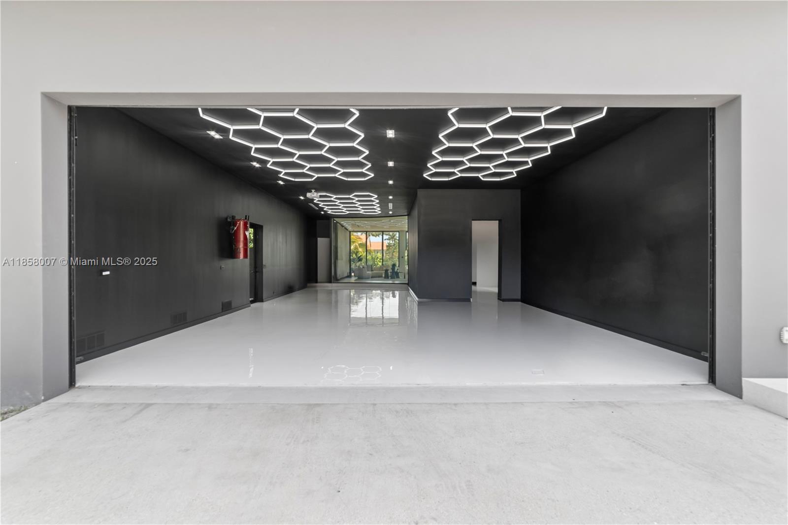 493 Holiday Dr Hallandale Beach, FL 33009 493 Holiday Dr Hallandale Beach, FL 33009