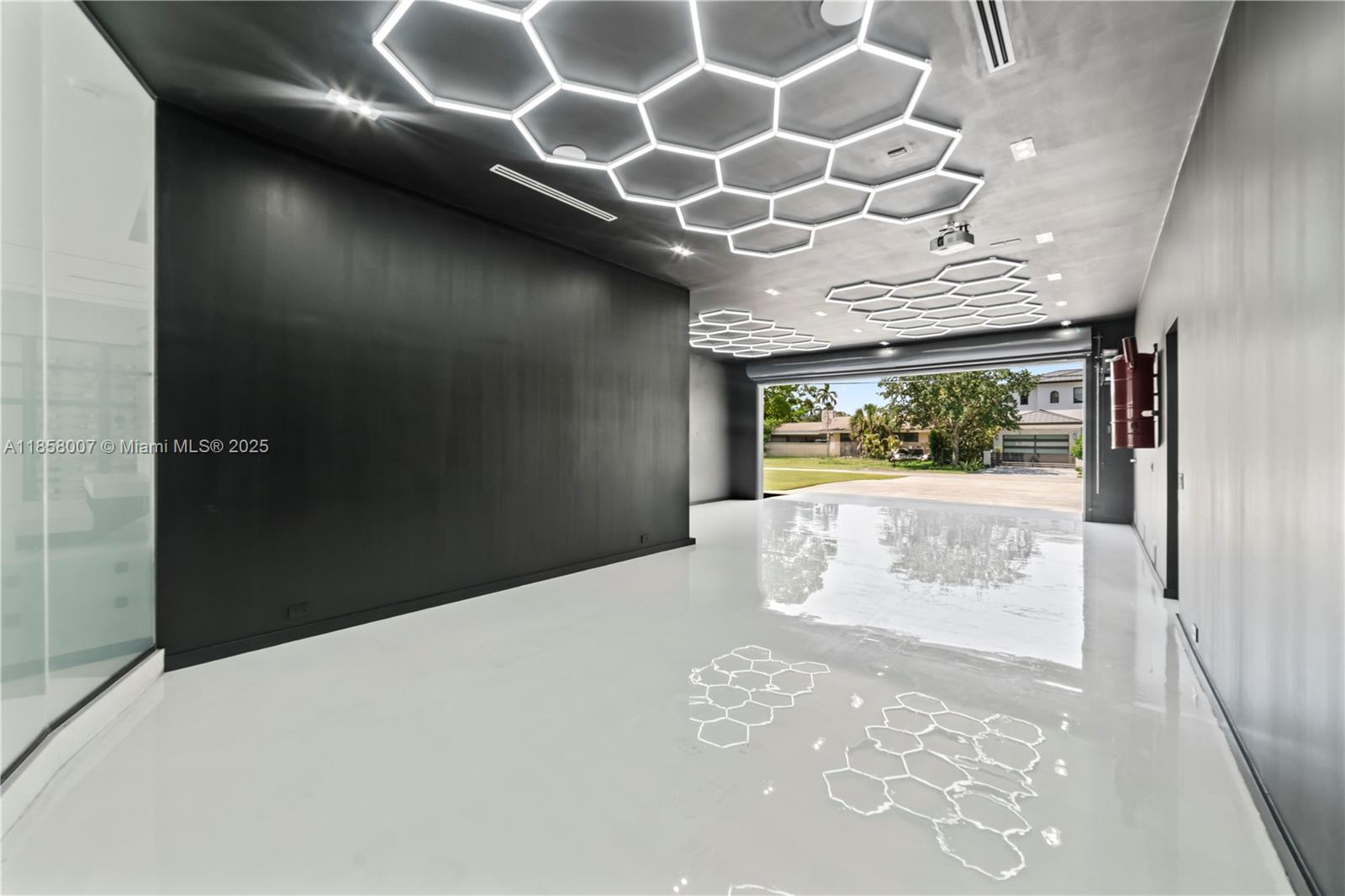 493 Holiday Dr Hallandale Beach, FL 33009 493 Holiday Dr Hallandale Beach, FL 33009