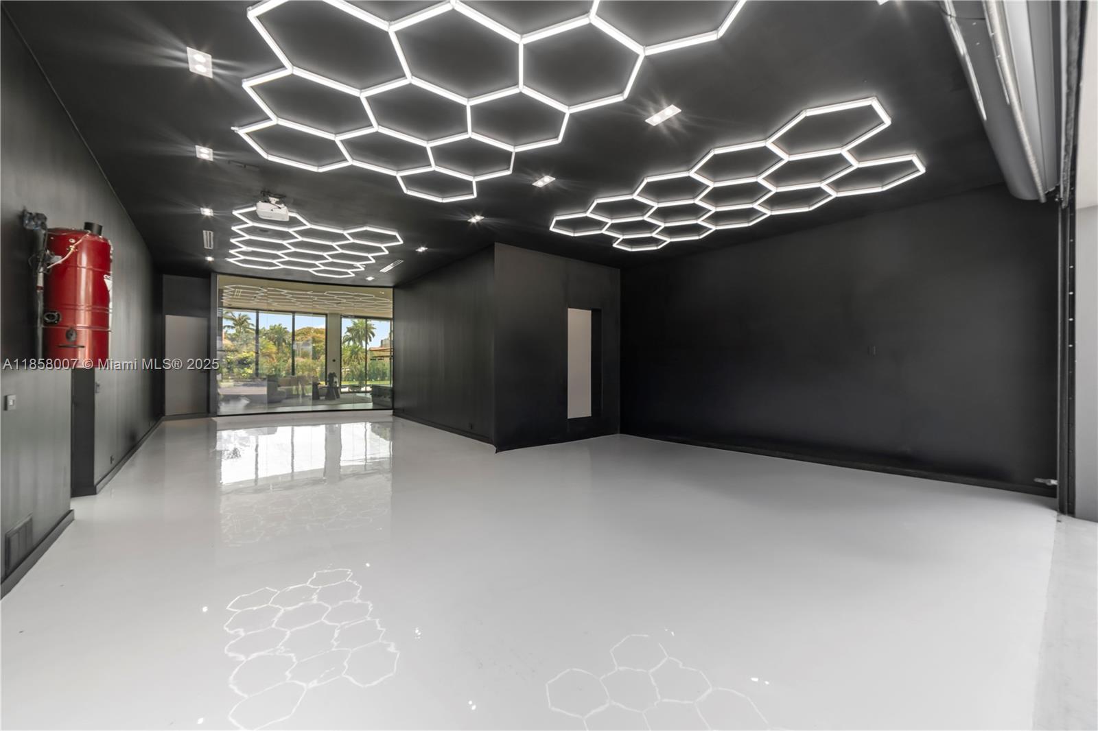 493 Holiday Dr Hallandale Beach, FL 33009 493 Holiday Dr Hallandale Beach, FL 33009