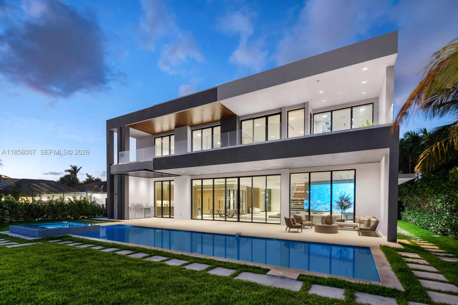 493 Holiday Dr Hallandale Beach, FL 33009