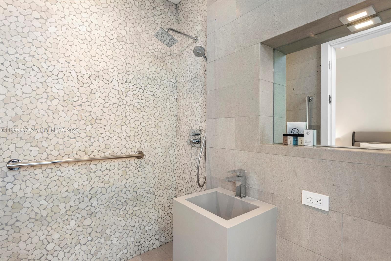 418 Sunset Dr Hallandale Beach, FL 33009 418 Sunset Dr Hallandale Beach, FL 33009