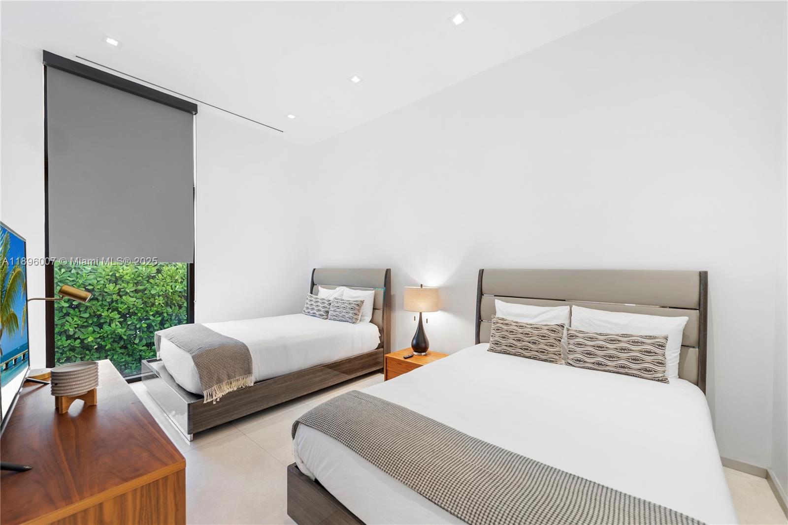 418 Sunset Dr Hallandale Beach, FL 33009 418 Sunset Dr Hallandale Beach, FL 33009