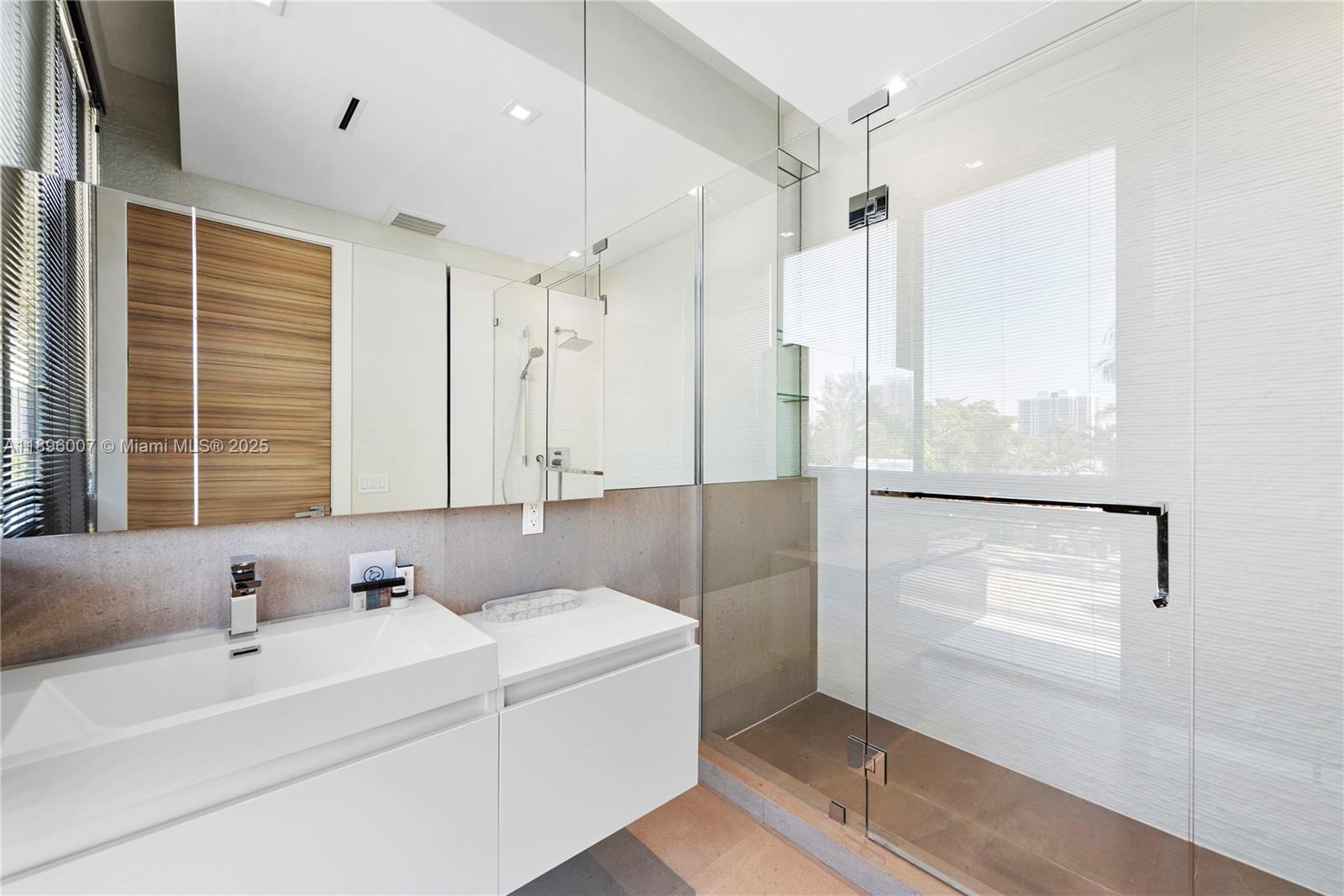 418 Sunset Dr Hallandale Beach, FL 33009 418 Sunset Dr Hallandale Beach, FL 33009