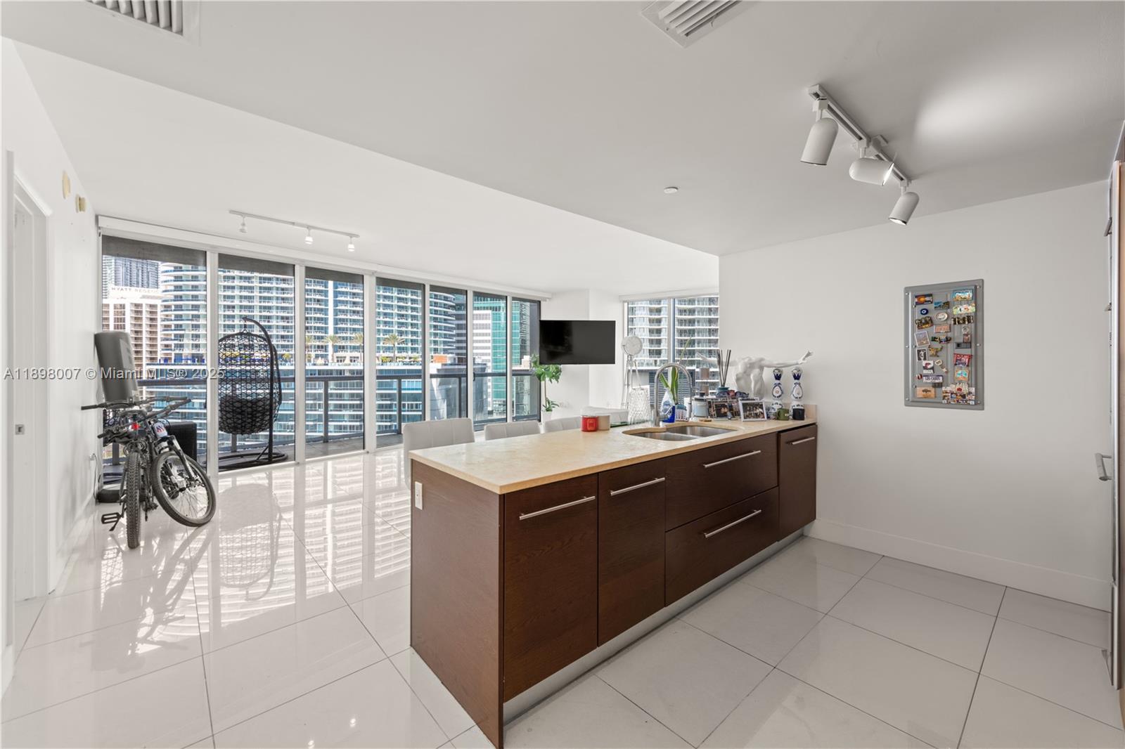 465 Brickell Ave #1602 Miami, FL 33131