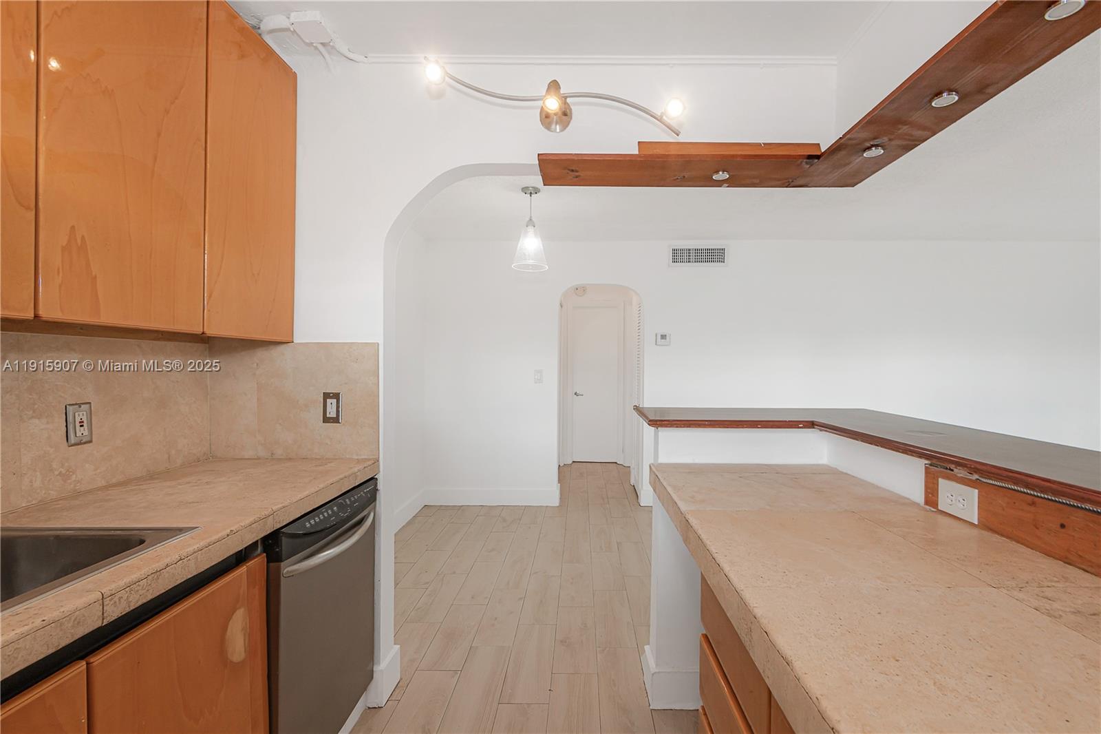 631 Jefferson Ave #504