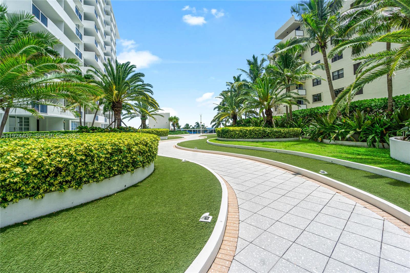 100 Lincoln Rd #PH8 Miami Beach, FL 33139