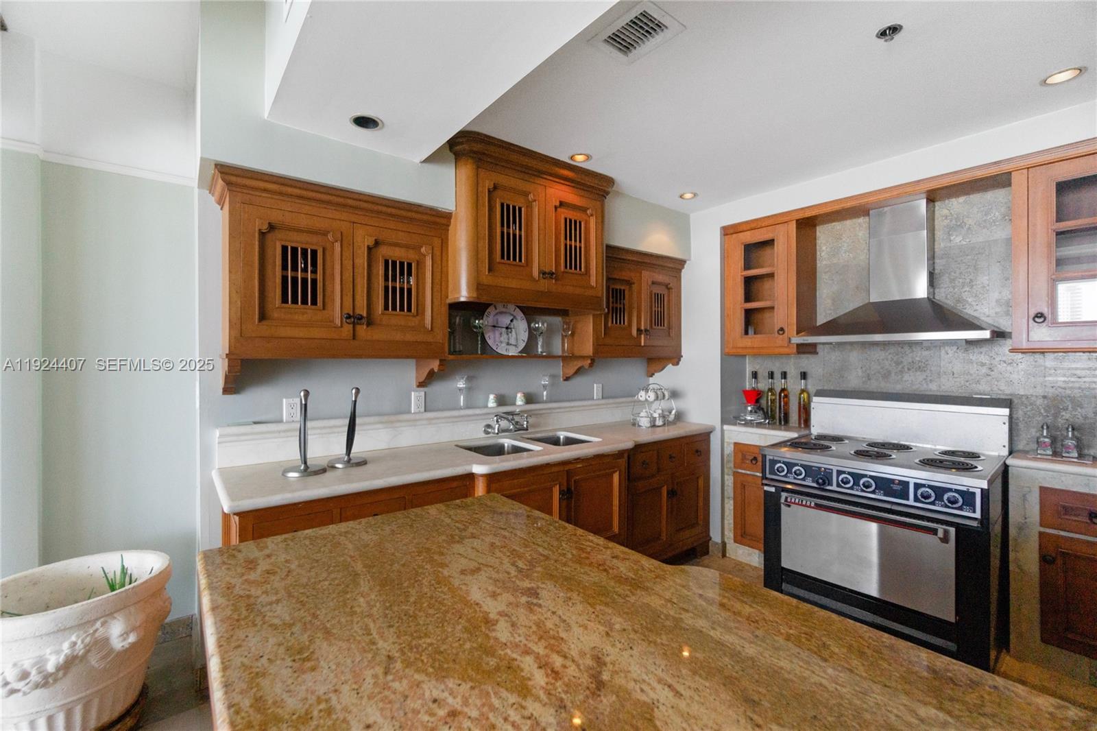 100 Lincoln Rd #PH8 Miami Beach, FL 33139