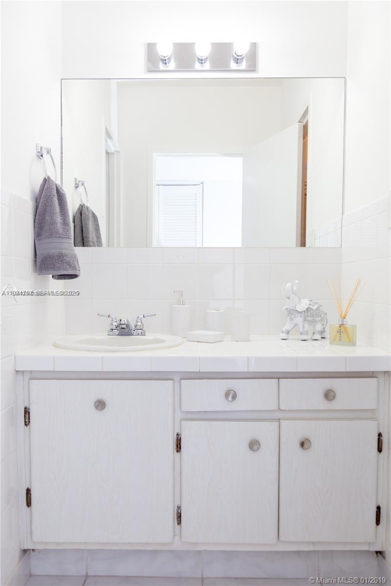 100 Lincoln Rd #1216 Miami Beach, FL 33139