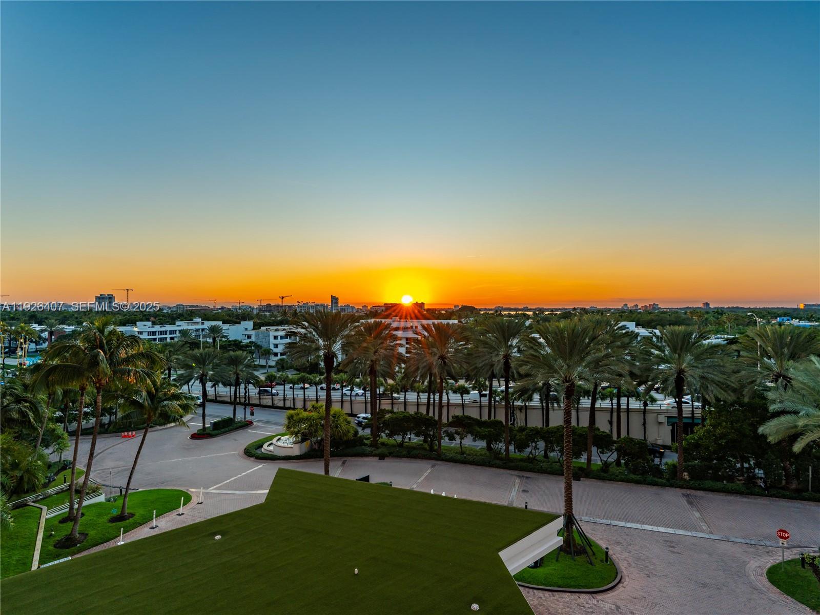 10275 Collins Ave #527