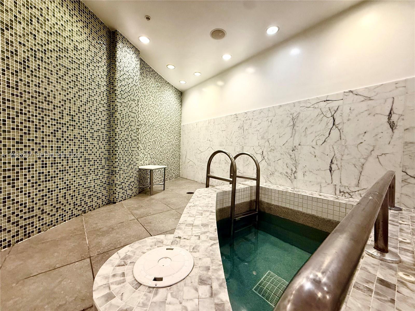 image Vizcayne South26