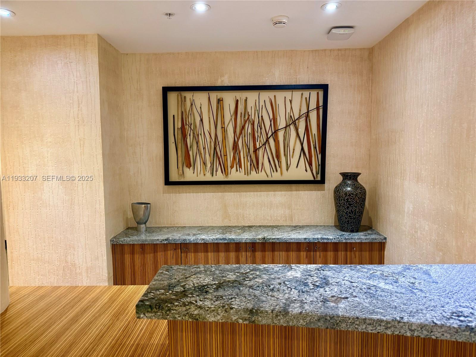 image Vizcayne South31