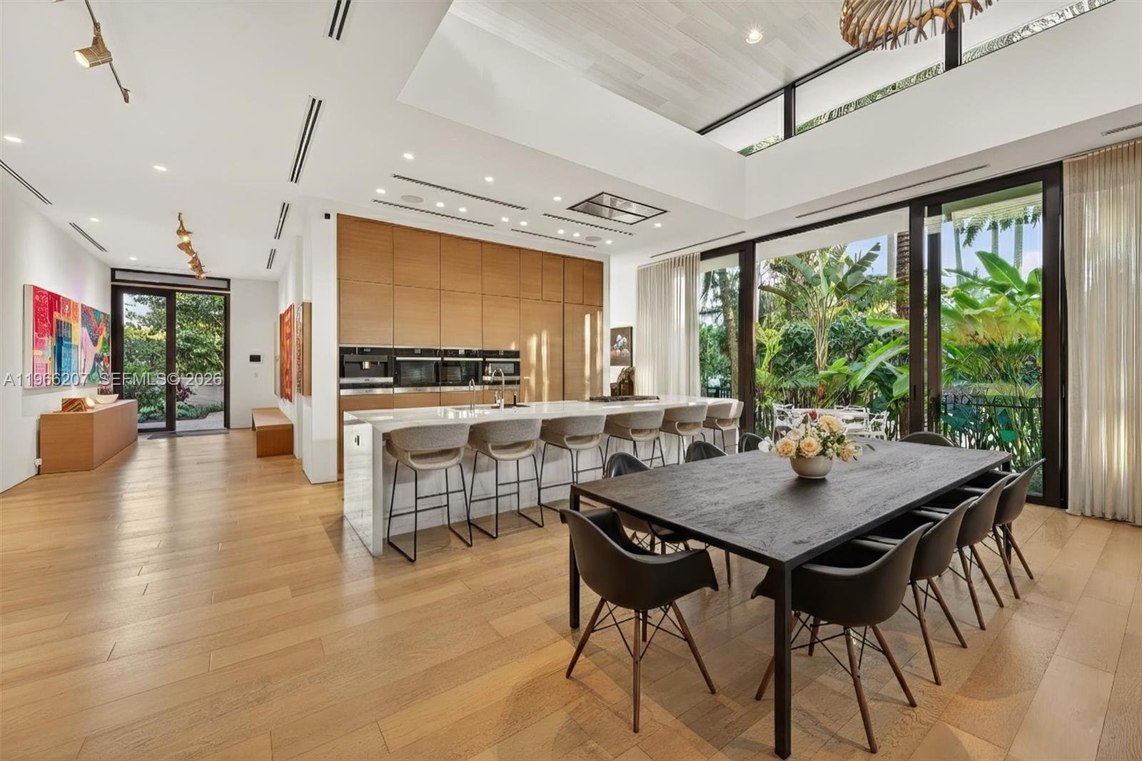 2300 Sunset Dr Miami Beach, FL 33140