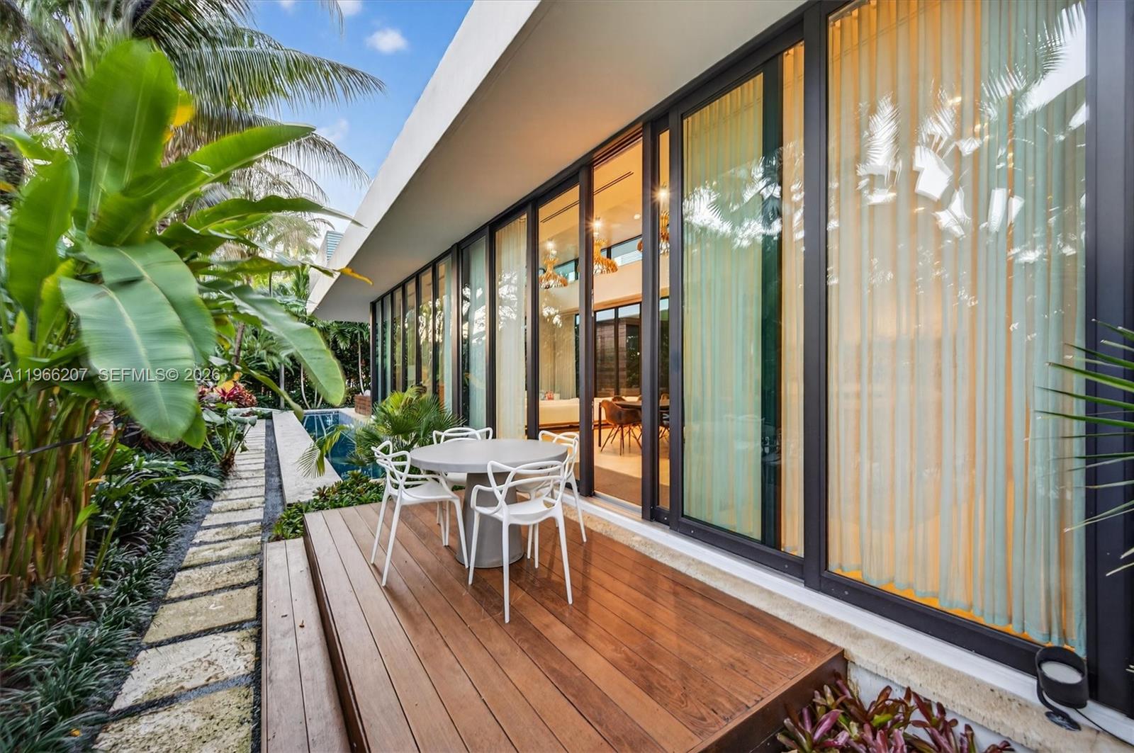 2300 Sunset Dr Miami Beach, FL 33140