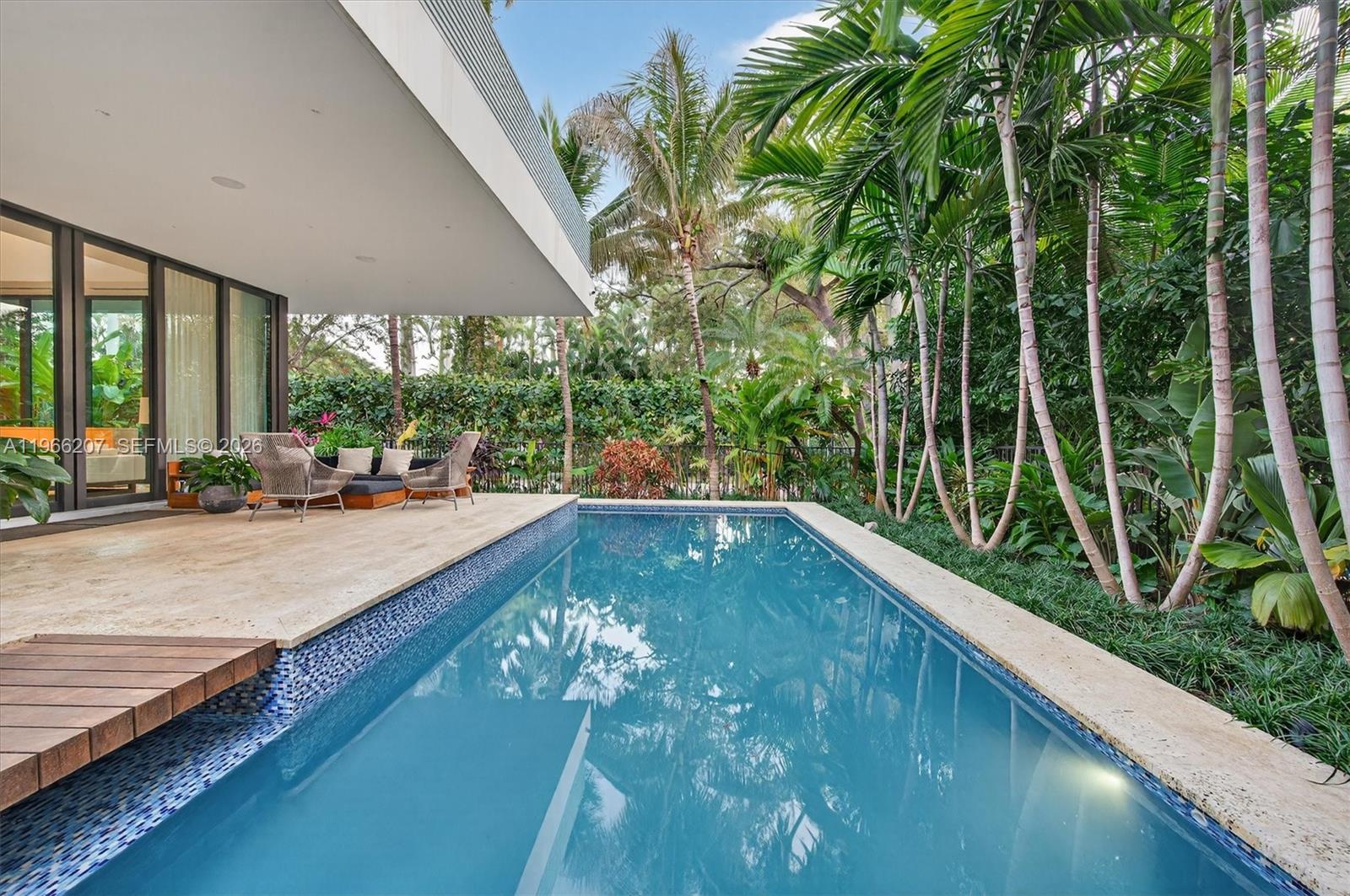 2300 Sunset Dr Miami Beach, FL 33140