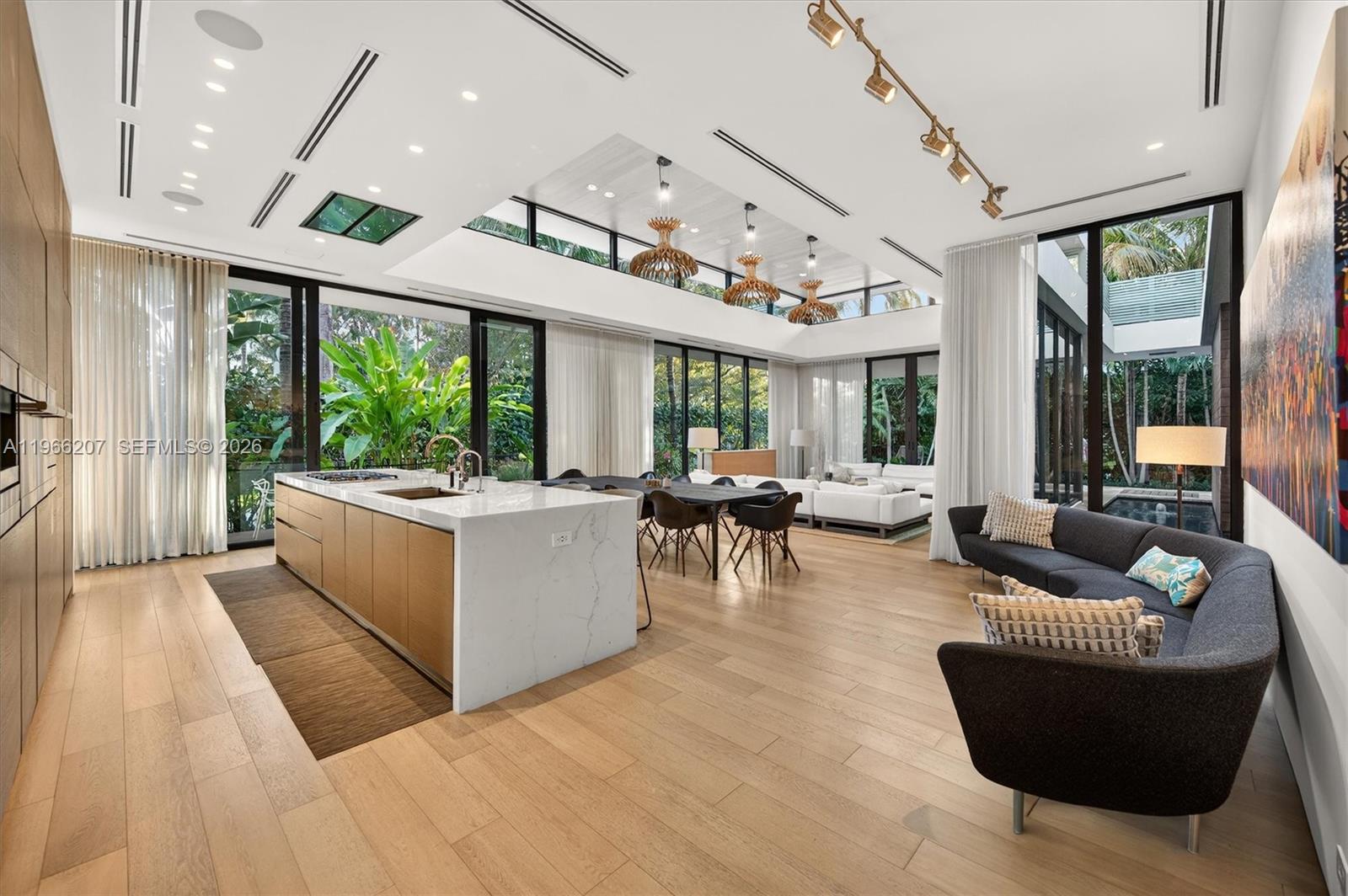 2300 Sunset Dr Miami Beach, FL 33140