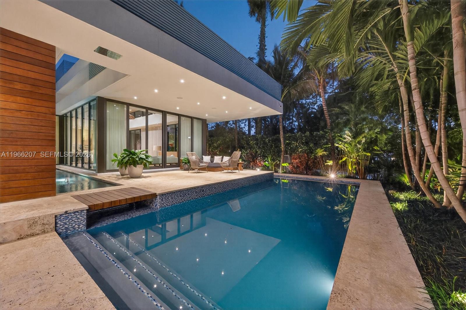 2300 Sunset Dr Miami Beach, FL 33140