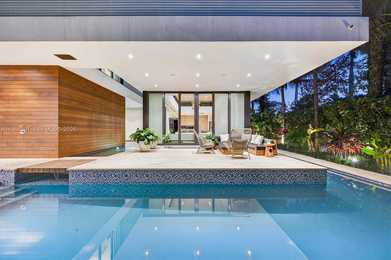 2300 Sunset Dr Miami Beach, FL 33140