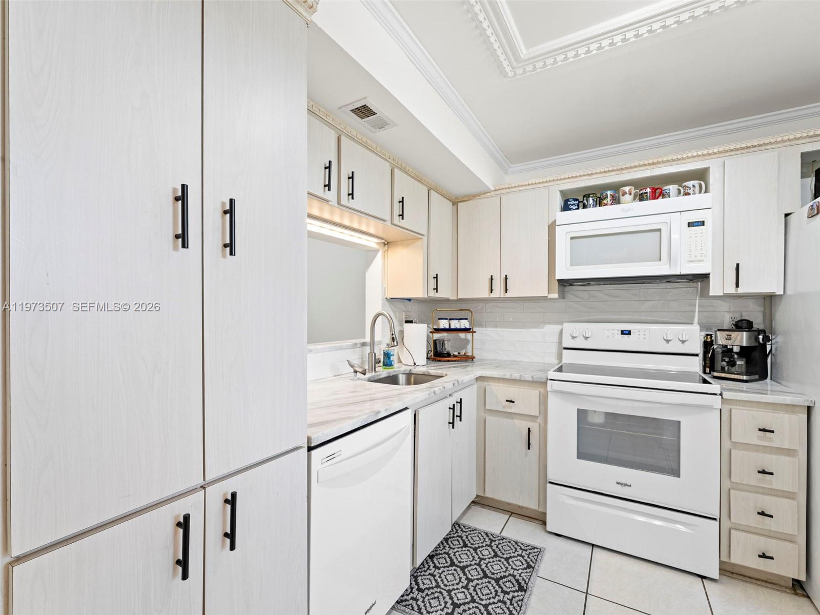 901 Colony Pt Cir #304 Pembroke Pines, FL 33026