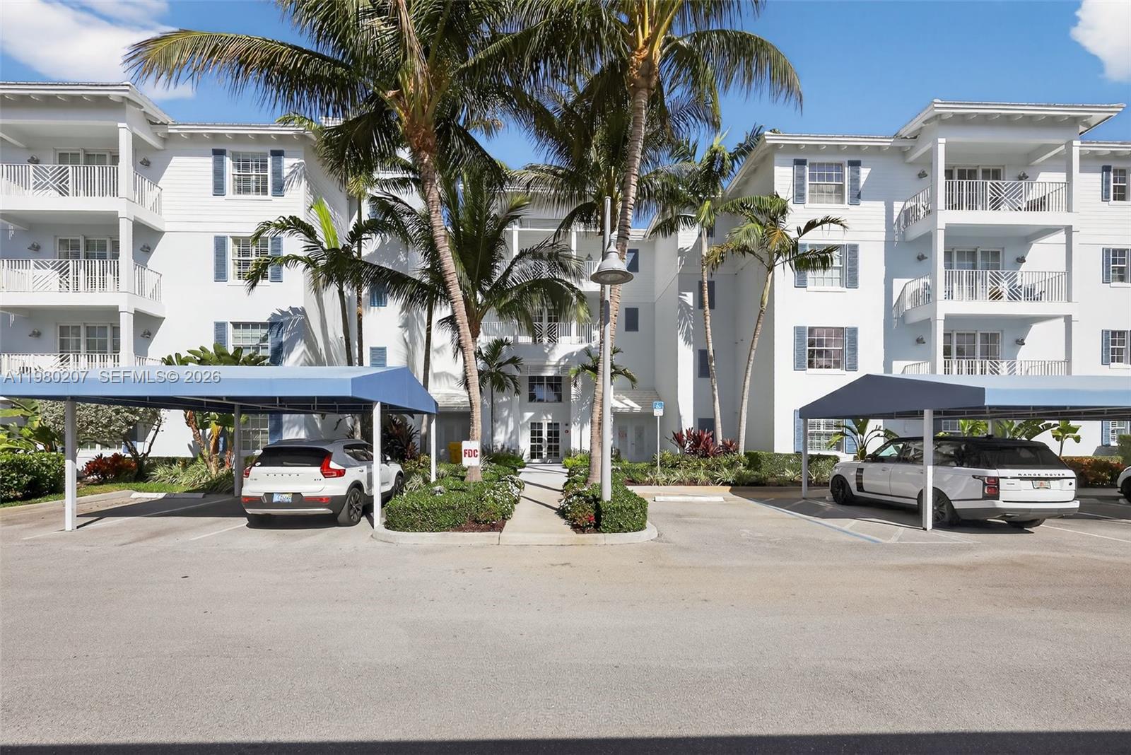 915 S Bay Colony Dr S #S