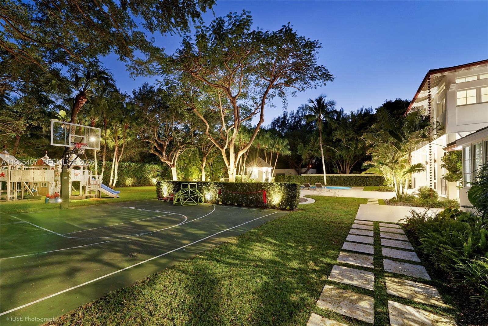 4550 Sunset Dr Coral Gables, FL 33143