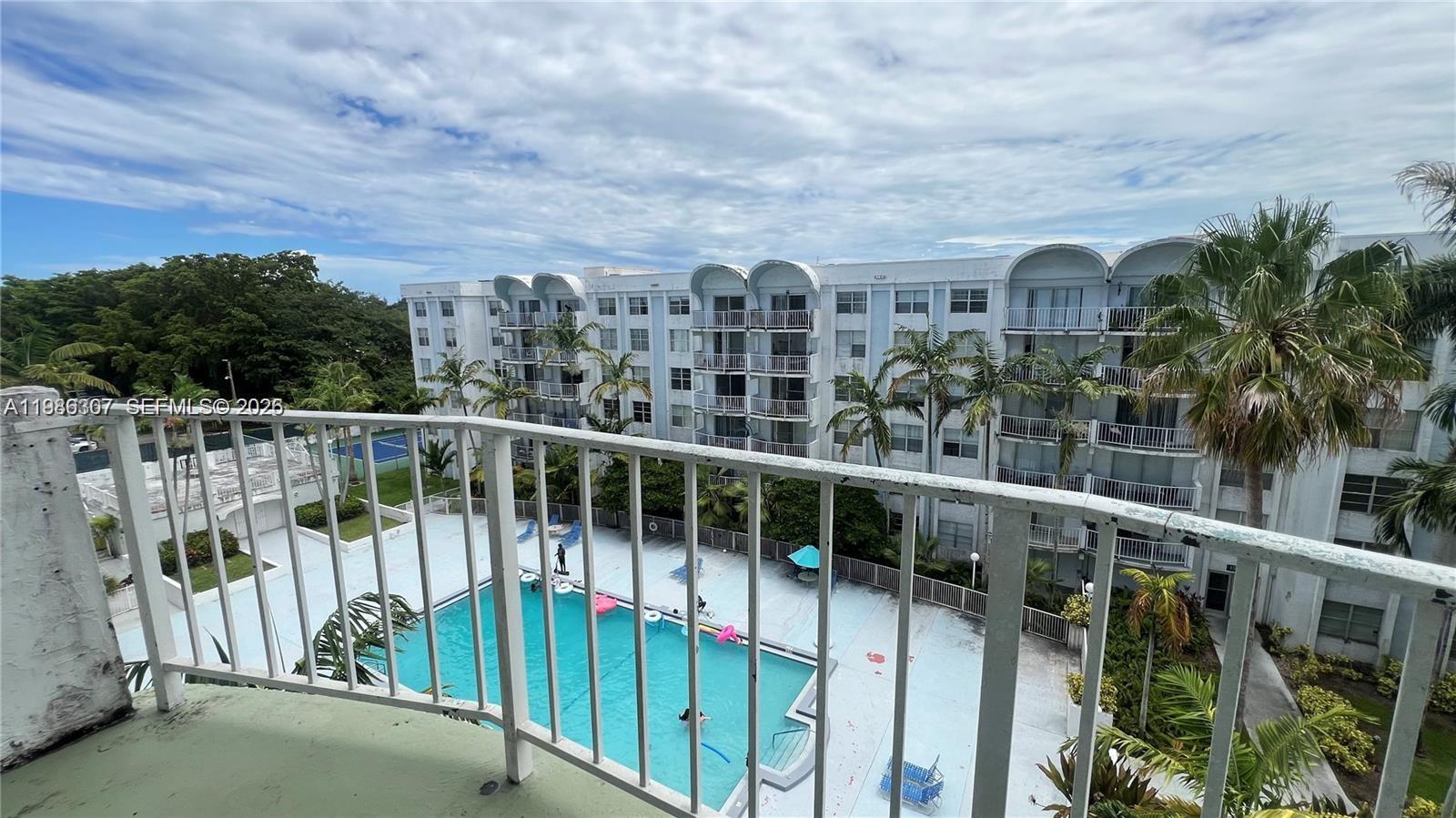 486 NW 165th St Rd #B-606