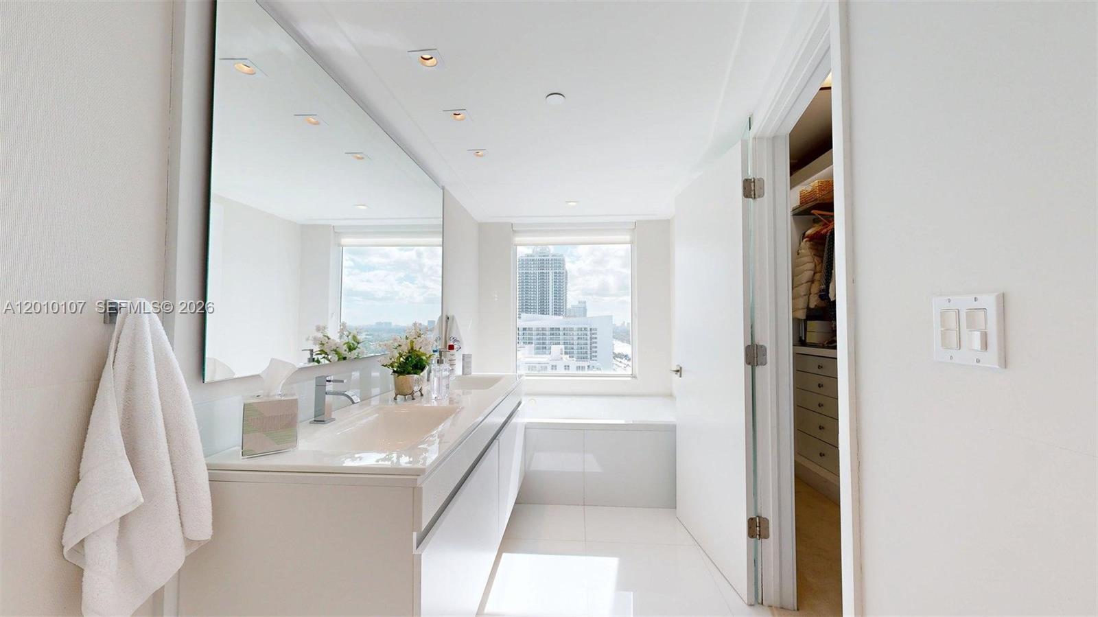 5025 Collins Ave #2206 Miami Beach, FL 33140