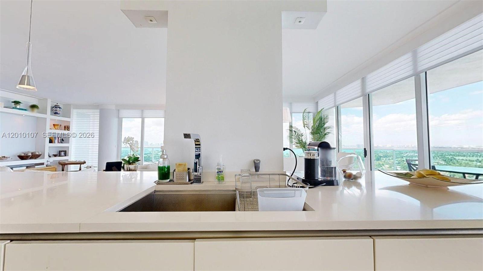 5025 Collins Ave #2206 Miami Beach, FL 33140