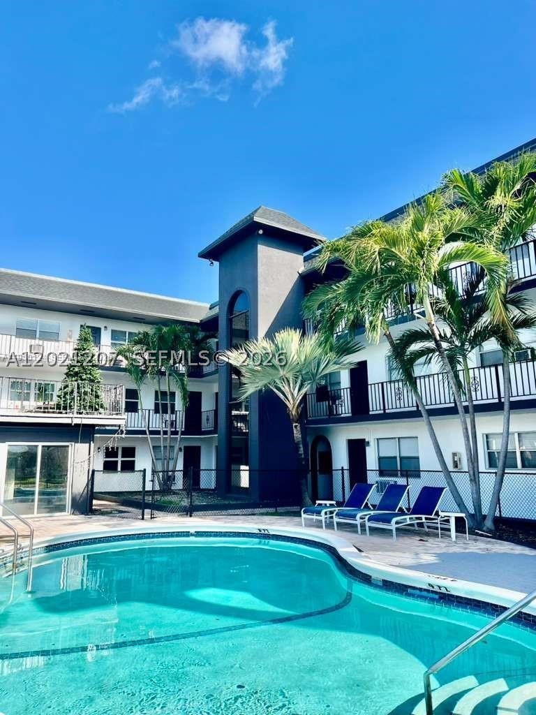 1100 NE 9th Ave #305