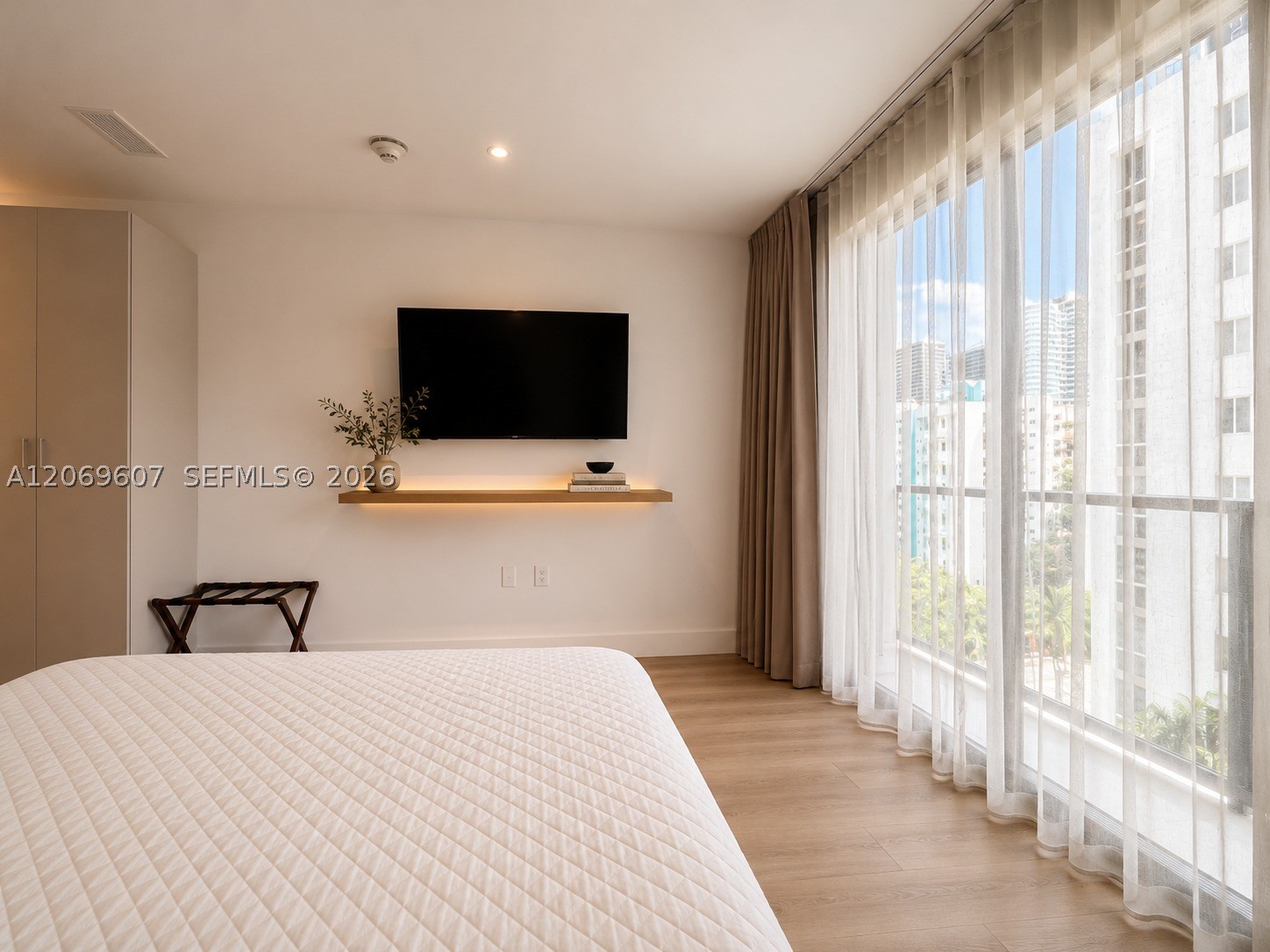 image Smart Brickell III19