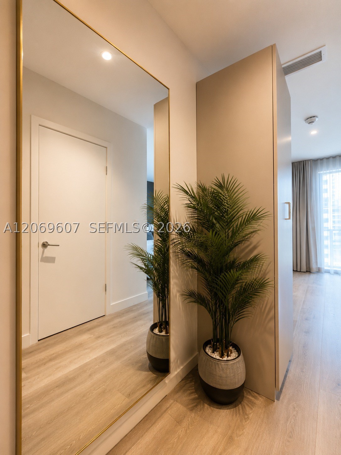 image Smart Brickell III5