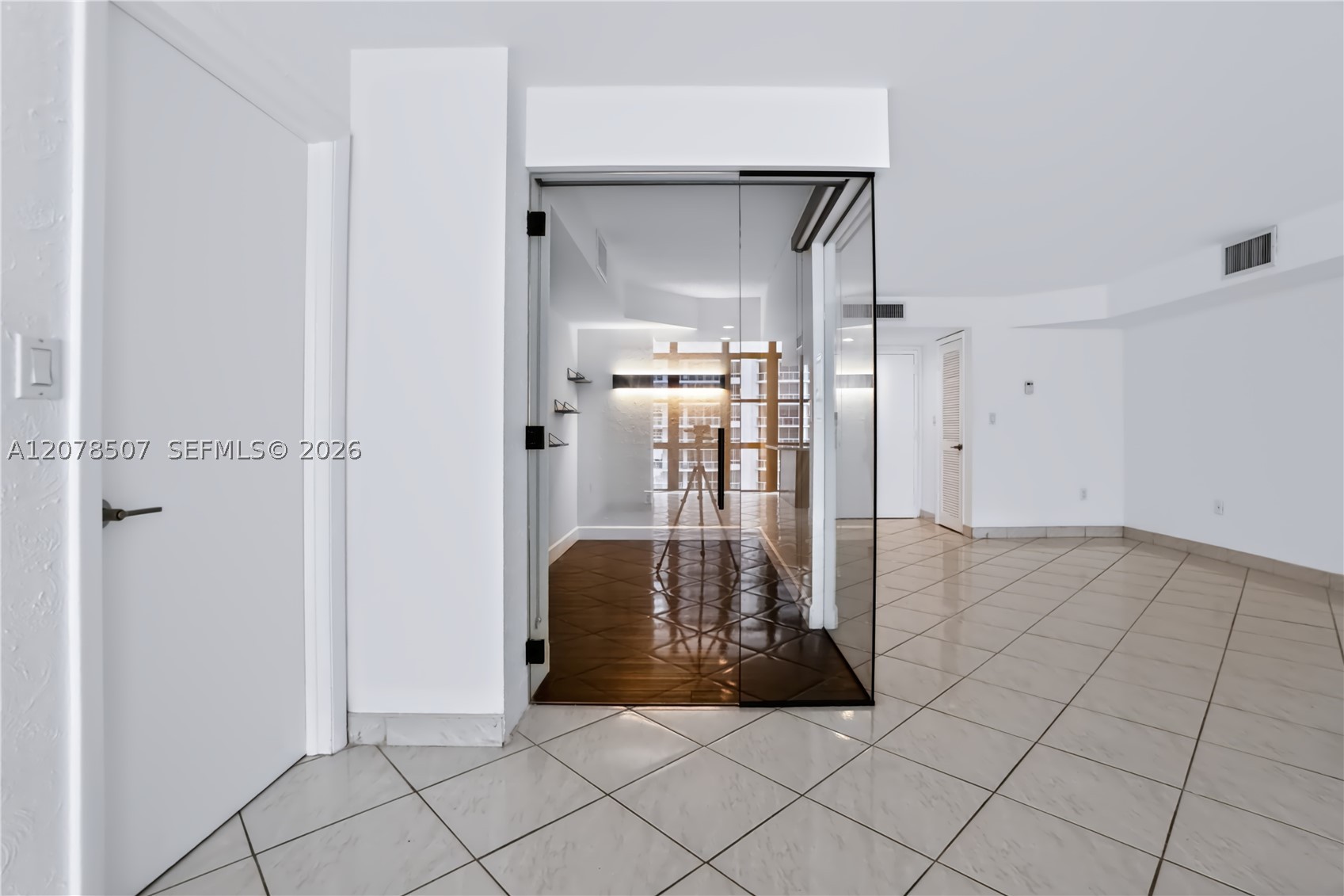 6423 Collins Ave #1702 Miami Beach, FL 33141