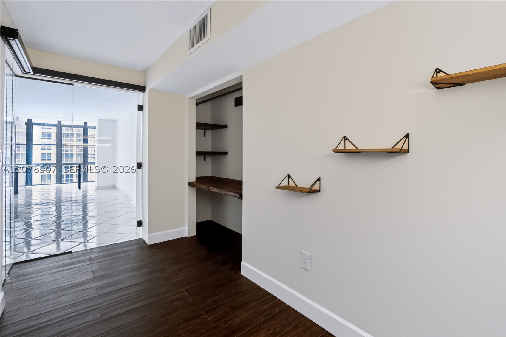6423 Collins Ave #1702 Miami Beach, FL 33141