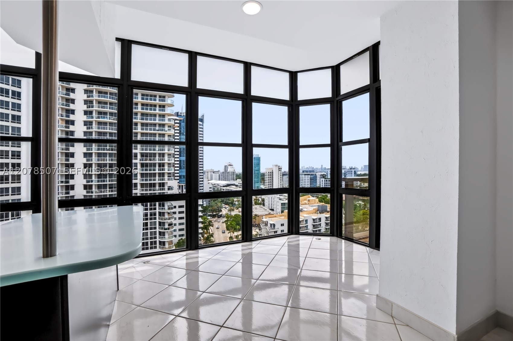 6423 Collins Ave #1702 Miami Beach, FL 33141