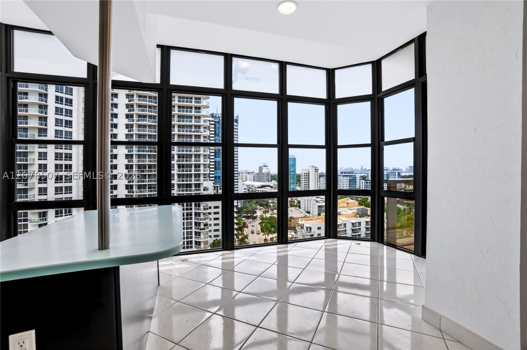 6423 Collins Ave #1702 Miami Beach, FL 33141