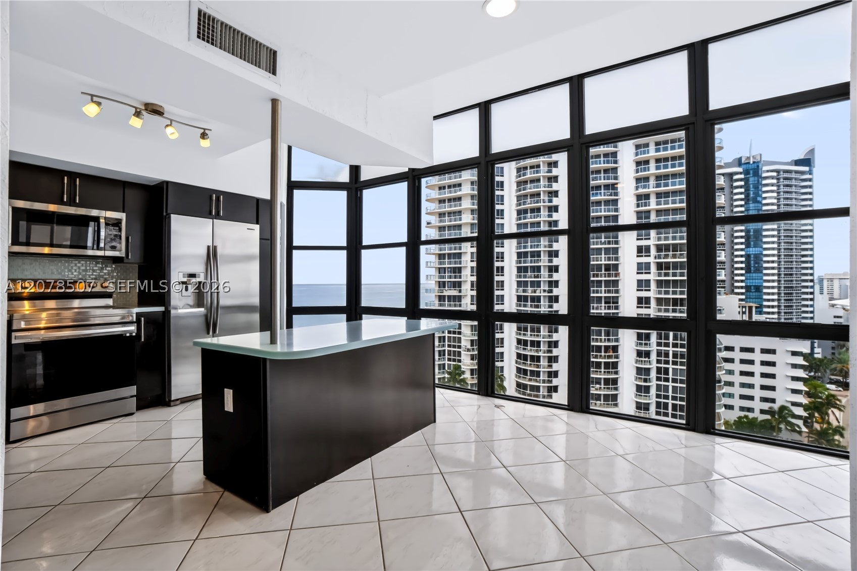 6423 Collins Ave #1702 Miami Beach, FL 33141