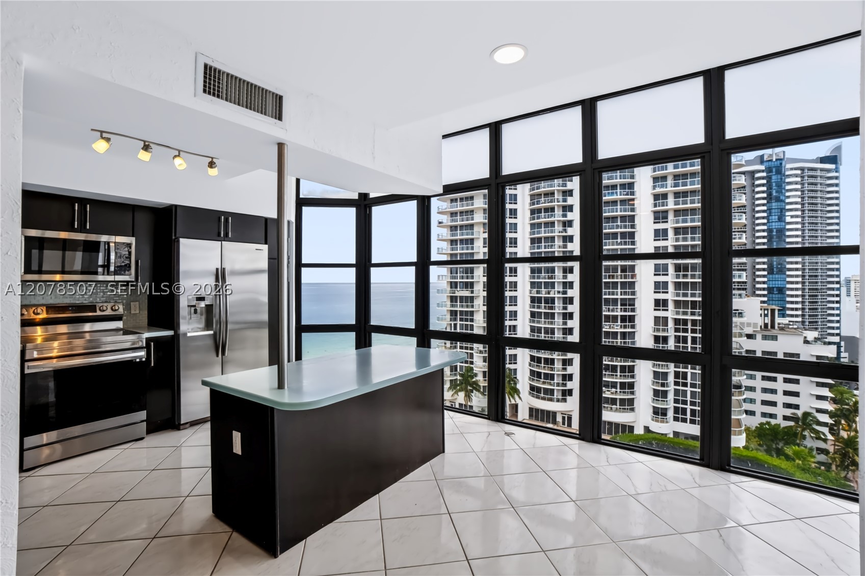 6423 Collins Ave #1702 Miami Beach, FL 33141