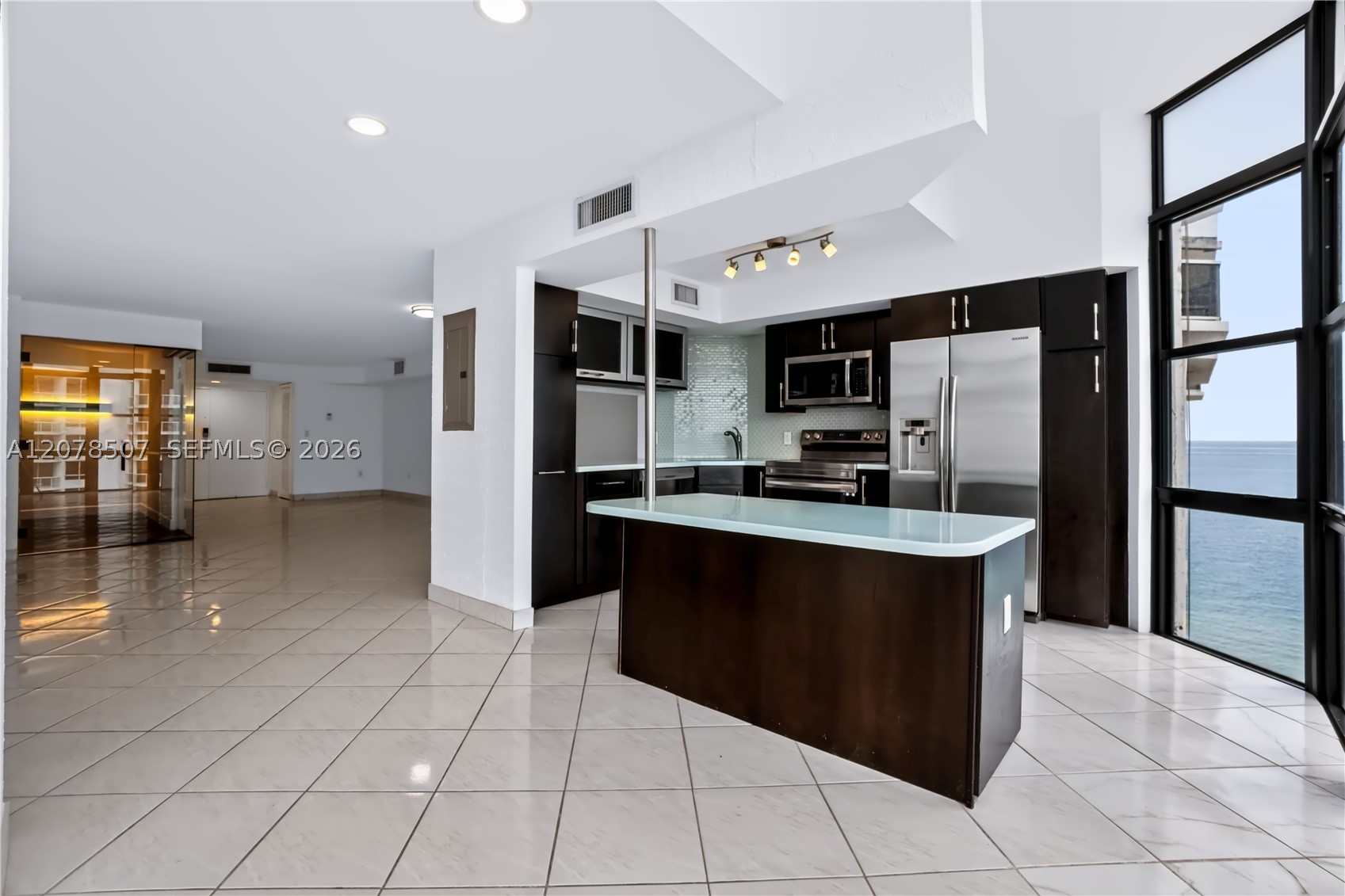 6423 Collins Ave #1702 Miami Beach, FL 33141