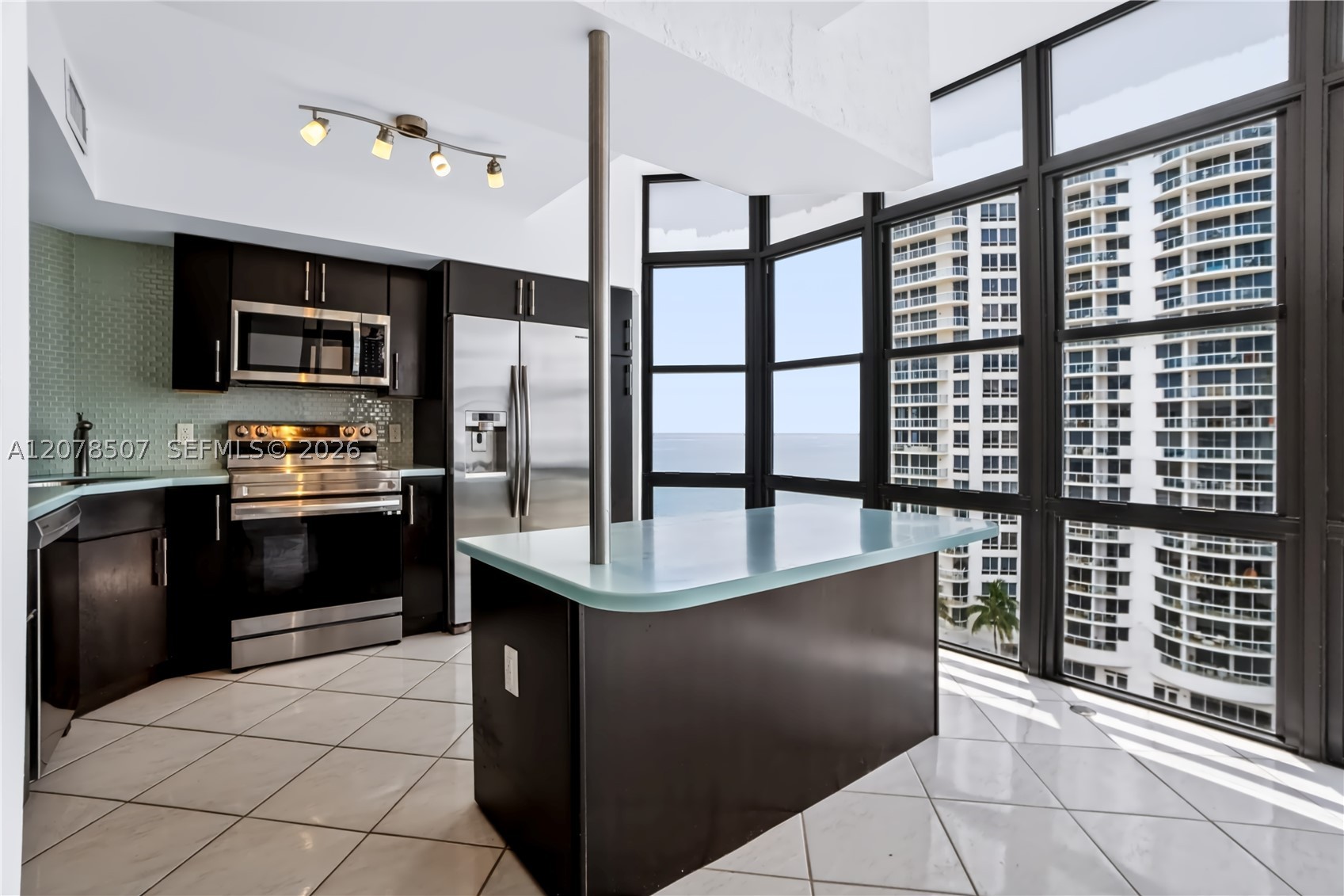 6423 Collins Ave #1702 Miami Beach, FL 33141