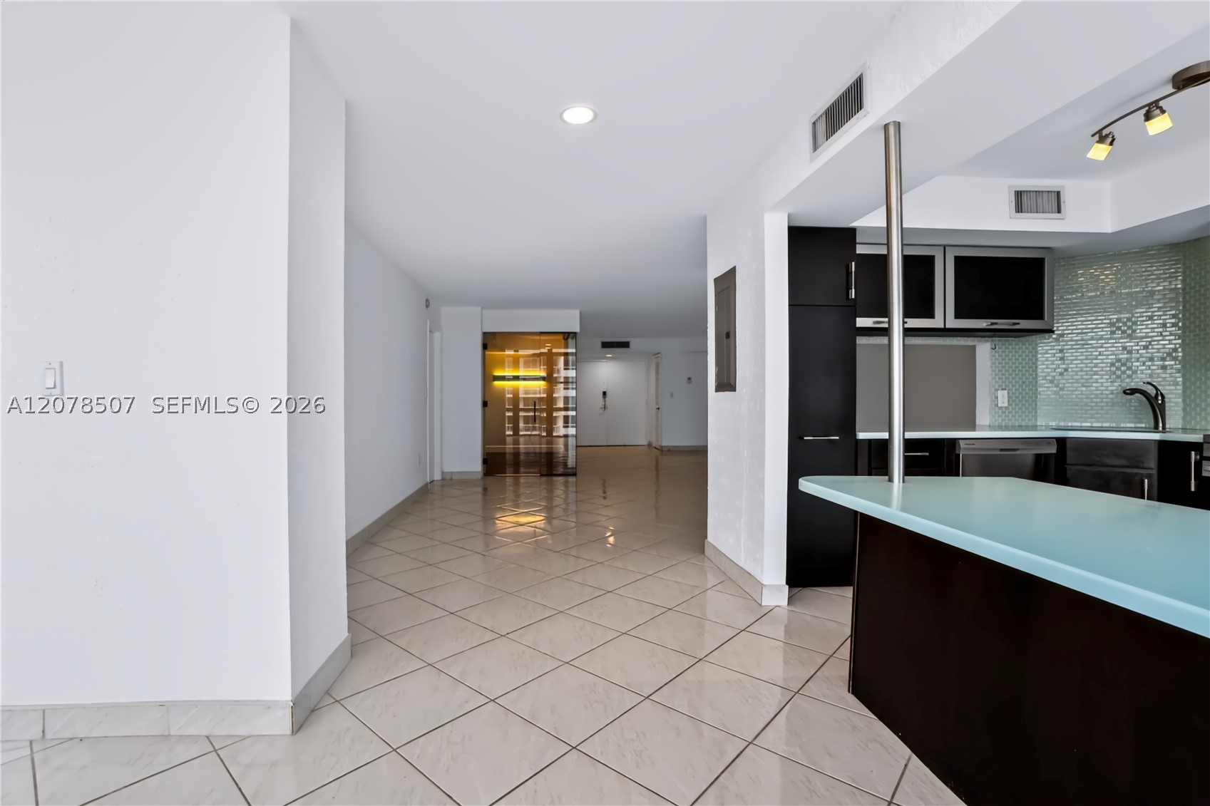 6423 Collins Ave #1702 Miami Beach, FL 33141