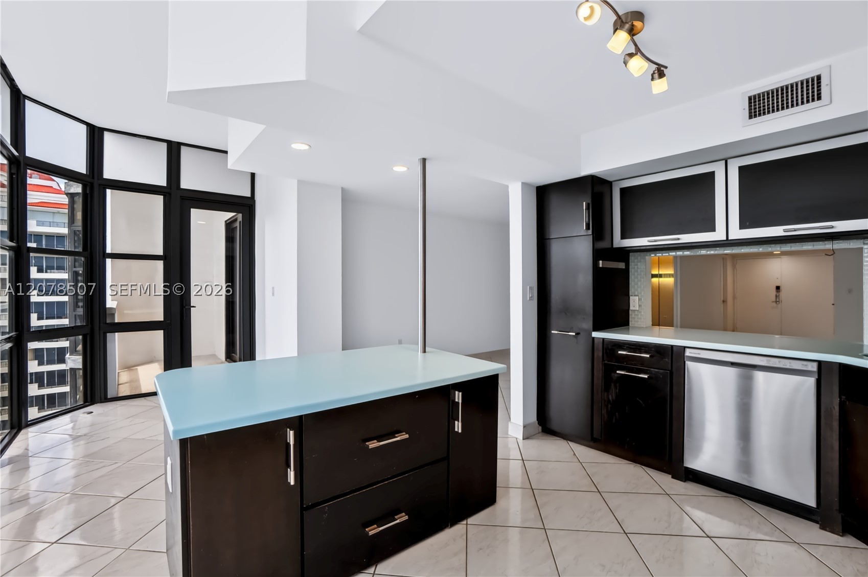 6423 Collins Ave #1702 Miami Beach, FL 33141