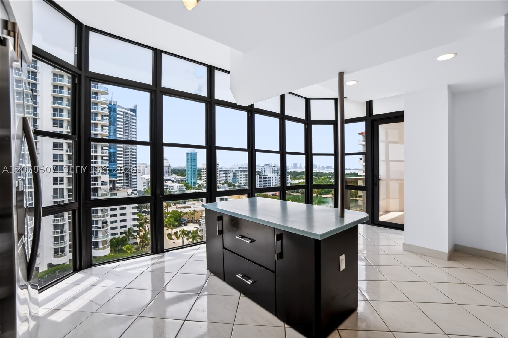 6423 Collins Ave #1702 Miami Beach, FL 33141