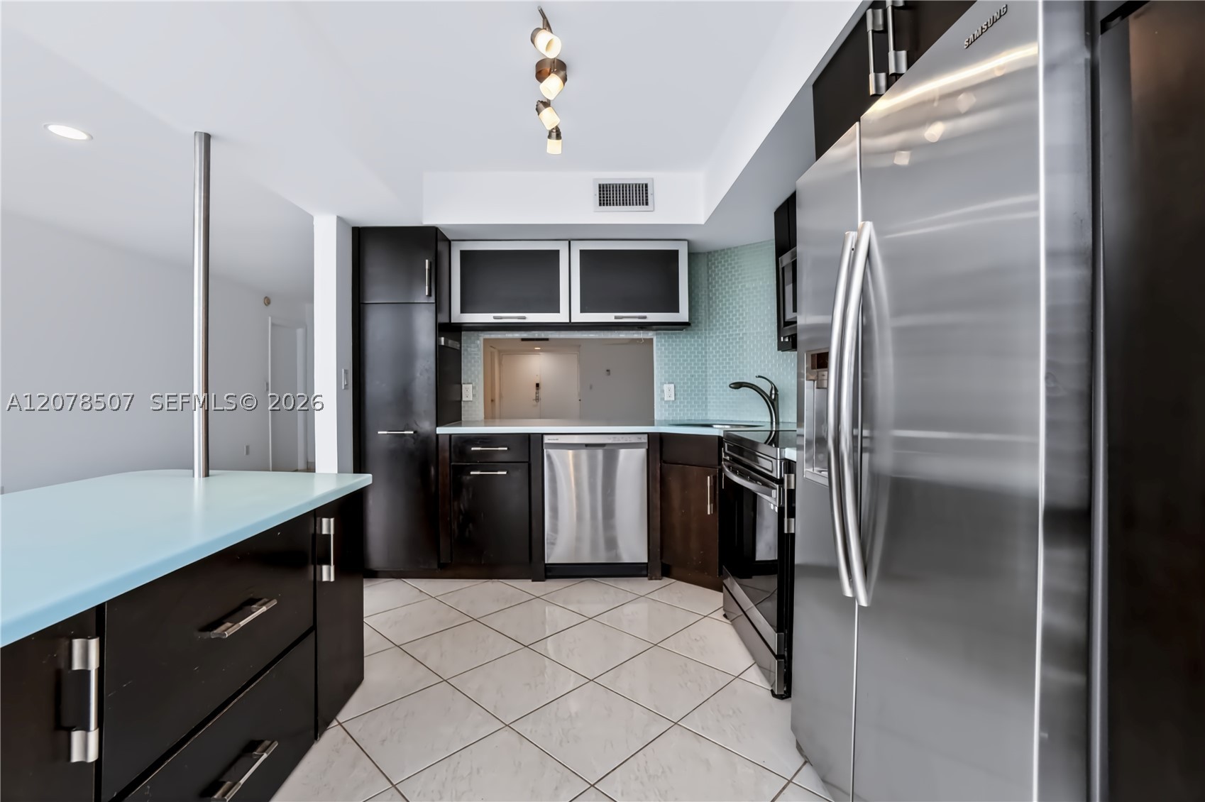 6423 Collins Ave #1702 Miami Beach, FL 33141