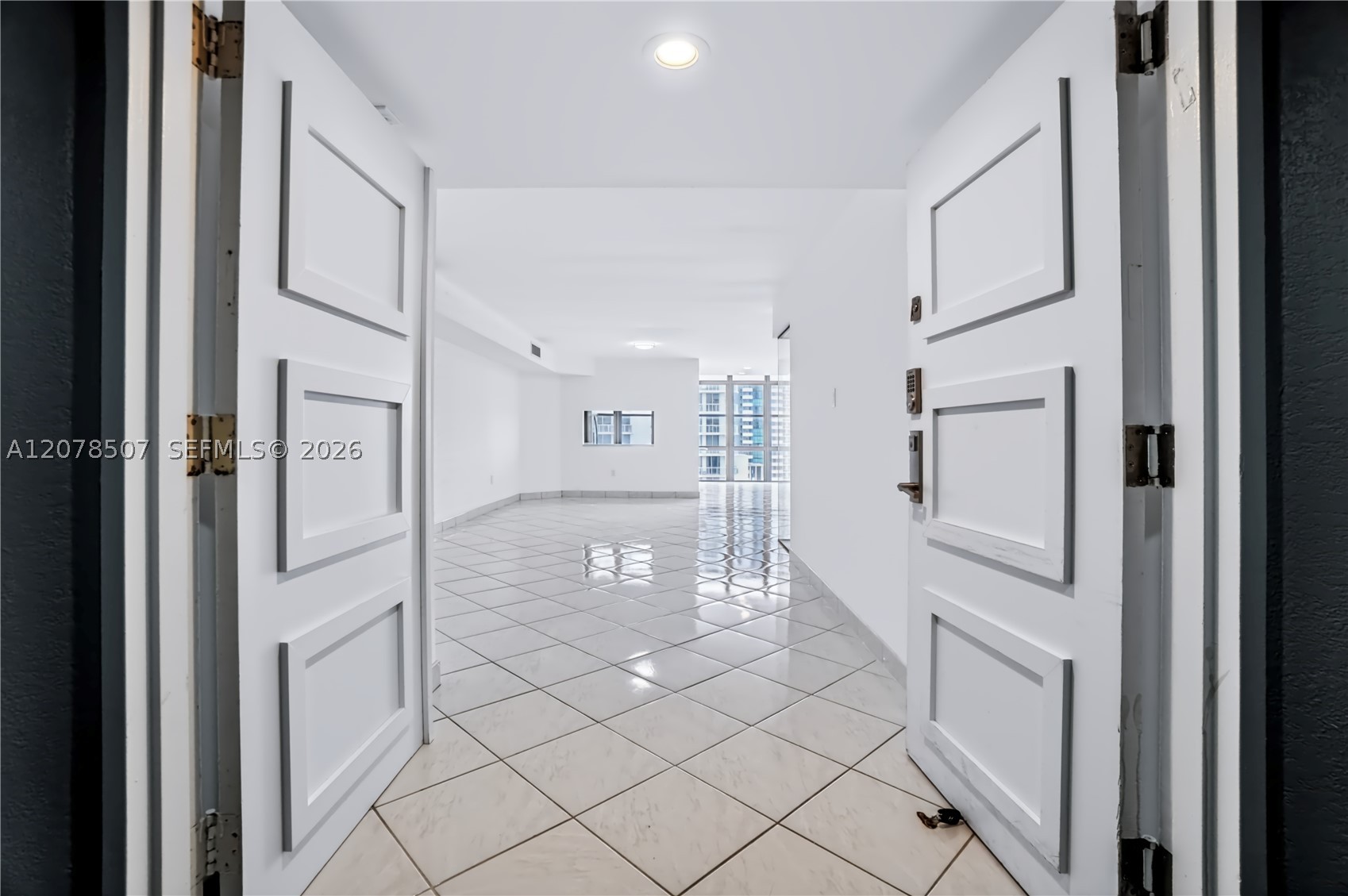 6423 Collins Ave #1702 Miami Beach, FL 33141