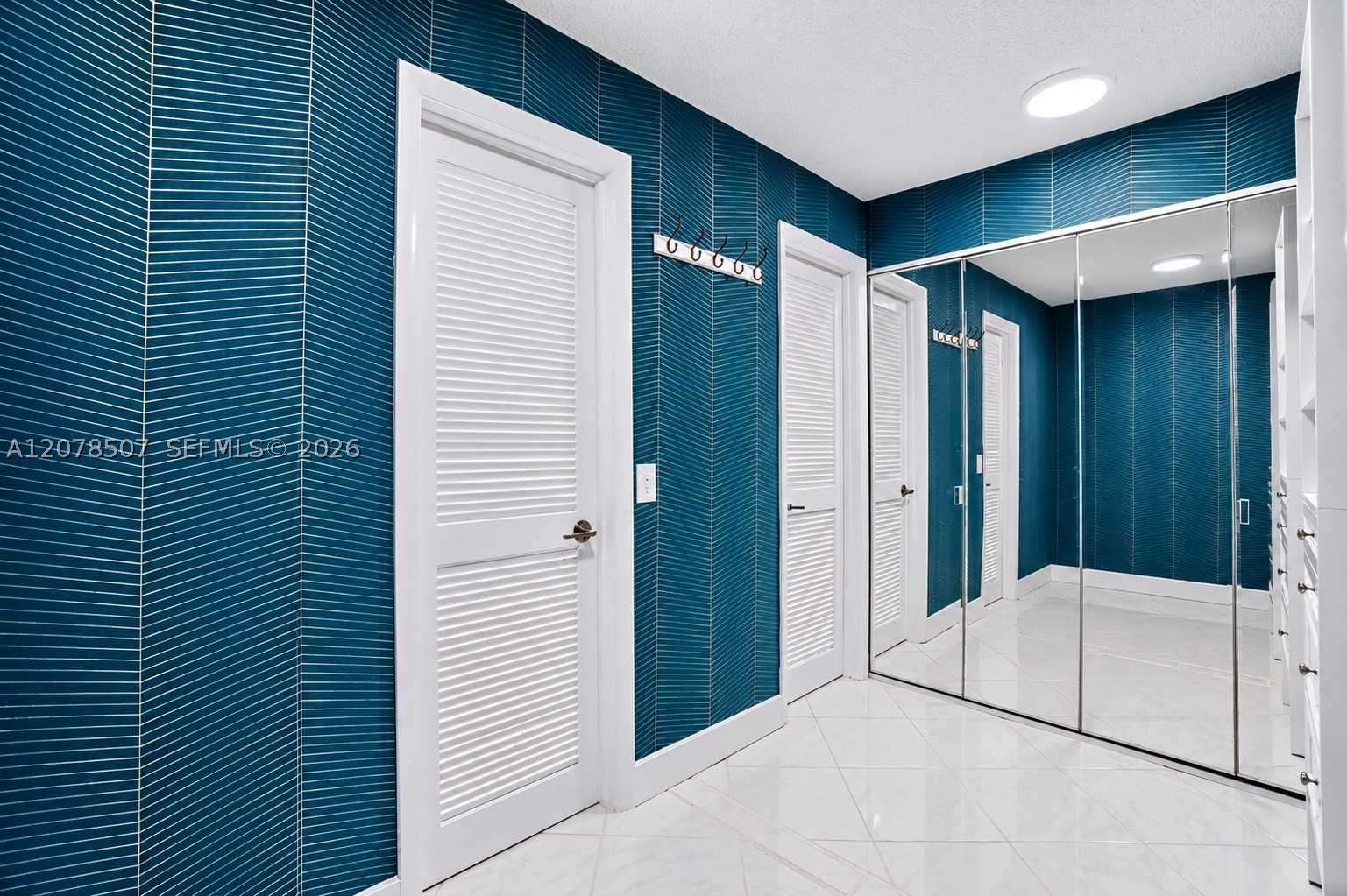 6423 Collins Ave #1702 Miami Beach, FL 33141