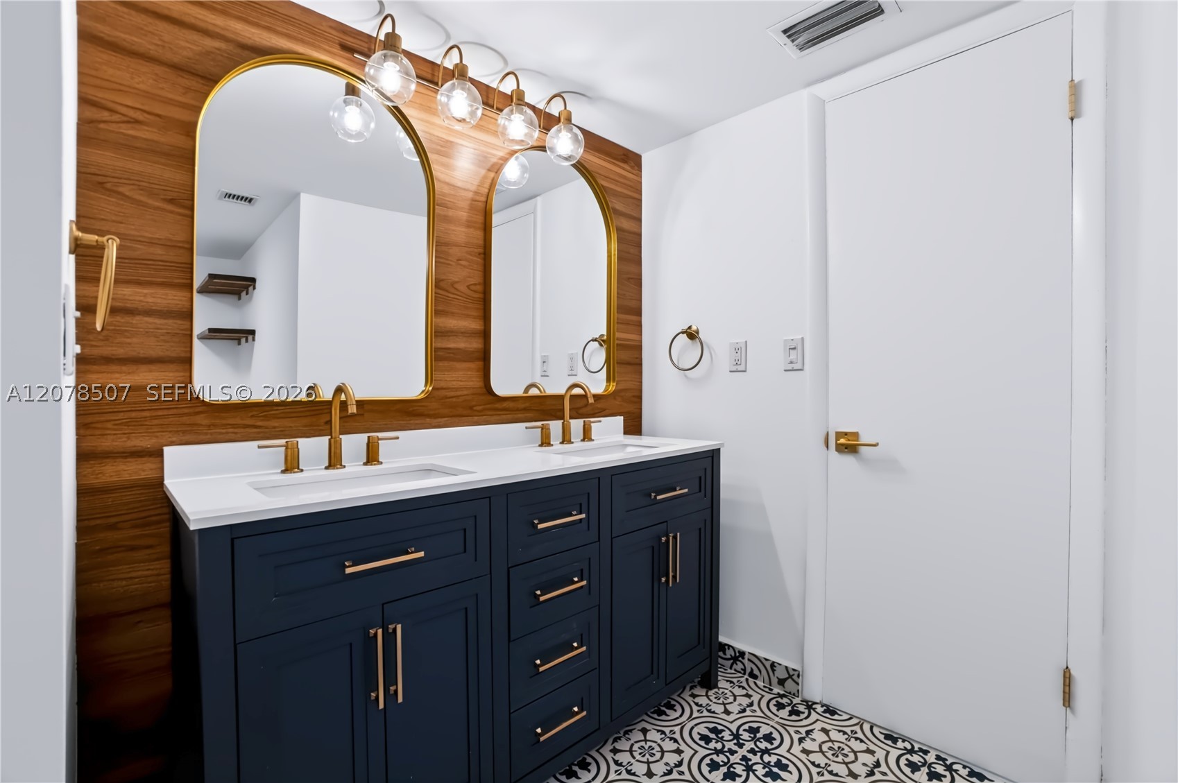 6423 Collins Ave #1702 Miami Beach, FL 33141
