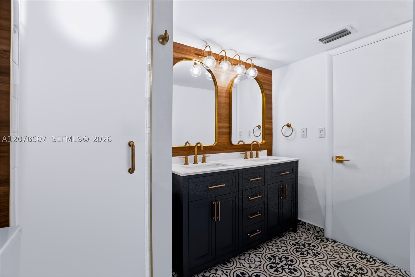 6423 Collins Ave #1702 Miami Beach, FL 33141