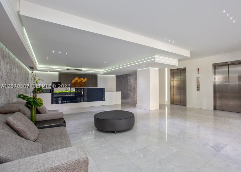 6423 Collins Ave #1702 Miami Beach, FL 33141