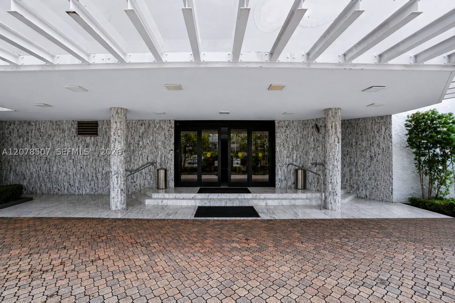 6423 Collins Ave #1702 Miami Beach, FL 33141