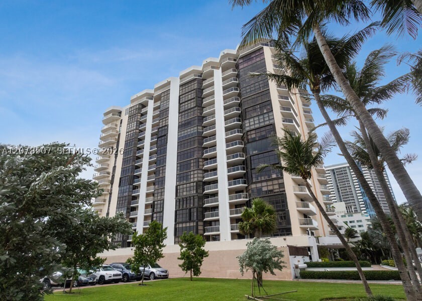 6423 Collins Ave #1702 Miami Beach, FL 33141